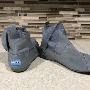 TOMS wrap up boots